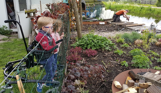 Rondscharrelen in de tuin